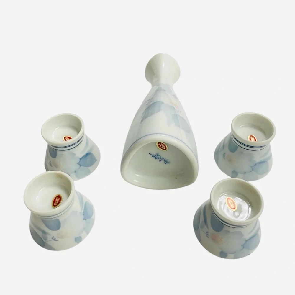 JAPANESE FLOWER-PAINTED TRIANGLE SAKE BOTTLE AND CUPS